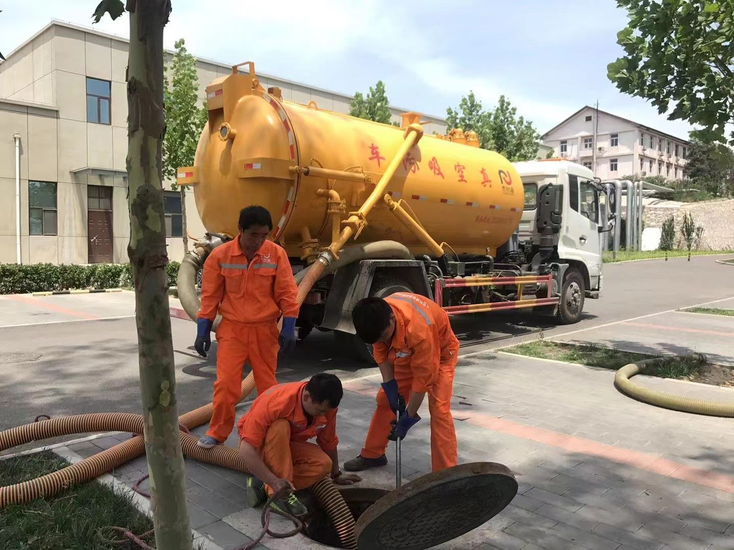 阳原管道疏通车停在窨井附近