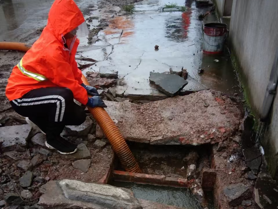 阳原专业清理污水池 炜誉市政以规范流程守护城市 “肠道”