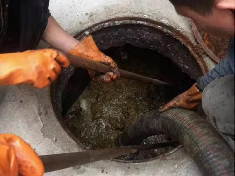 阳原清理化粪池时如何避免沼气的危害？